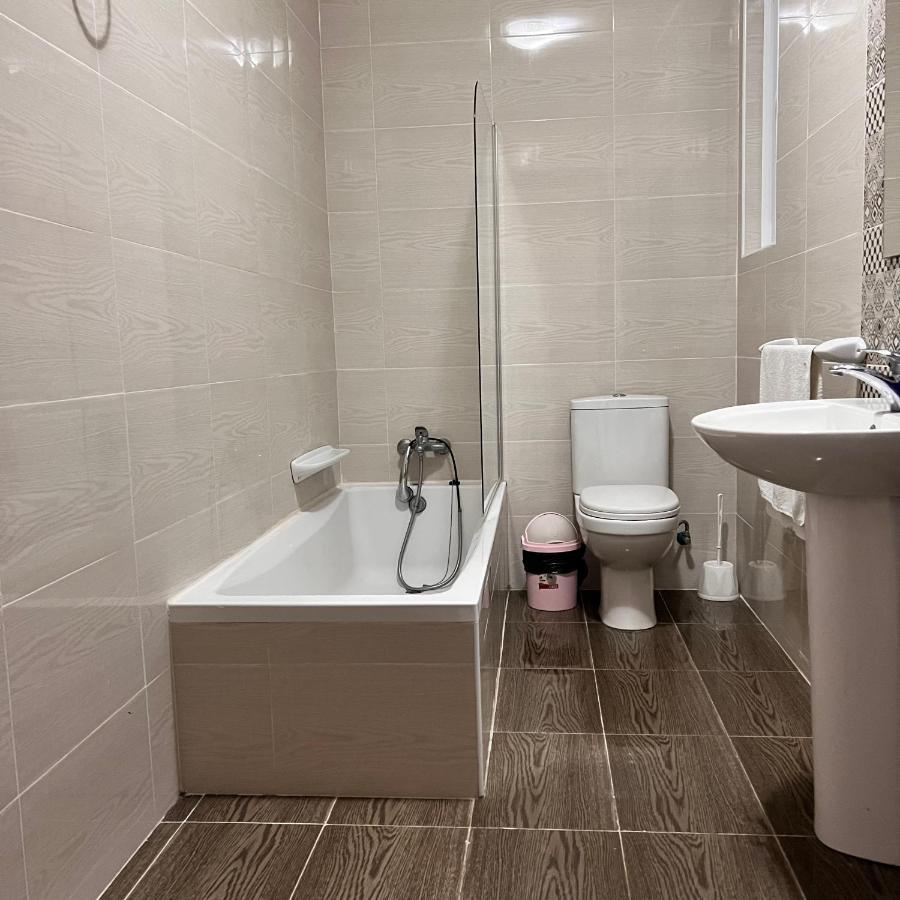 Kwatera prywatna F4 1, Private Double With Private Bathroom And Balcony *